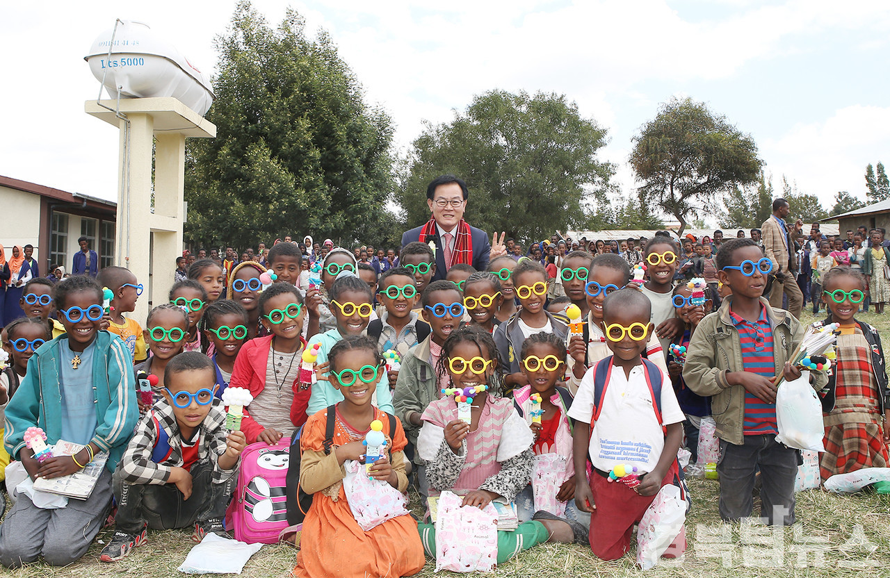 백선기 칠곡군수는 2017년 11월 에티오피이아 디겔루나 티조를 방문해 사구레 초등학교에서 도서관 준공식을 마치고 기념촬영을 하고 있다.