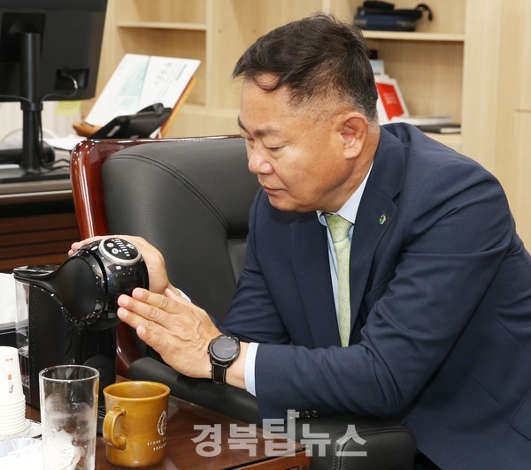 김재욱 군수가 커피를 내리고 있다.