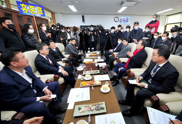 김진열 군수는 16일 군위군을 방문한 홍준표 대구 시장을 만나 대구 편입에 대한 현안을 논의했다.