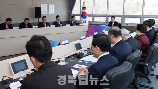 윤석열 대통령이 1일 금오공대에서 회의를 주재했다.