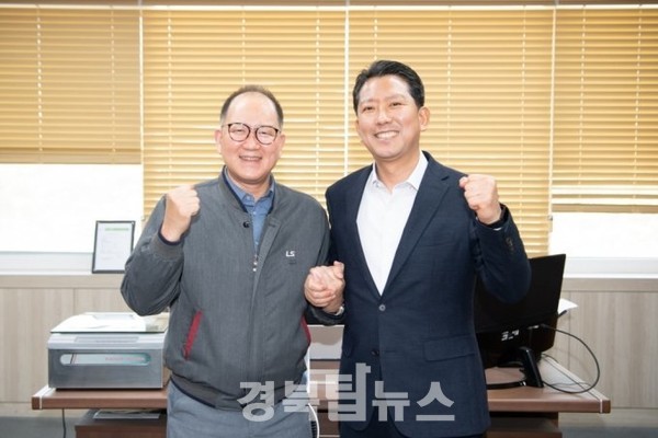 홍영호 LS 알스코 대표(왼쪽)와 김장호 구미시장./사진제공=구미시