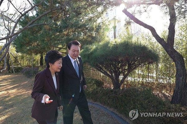윤 대통령과 박전대통령이 산책하고있다. 사진= 연합 