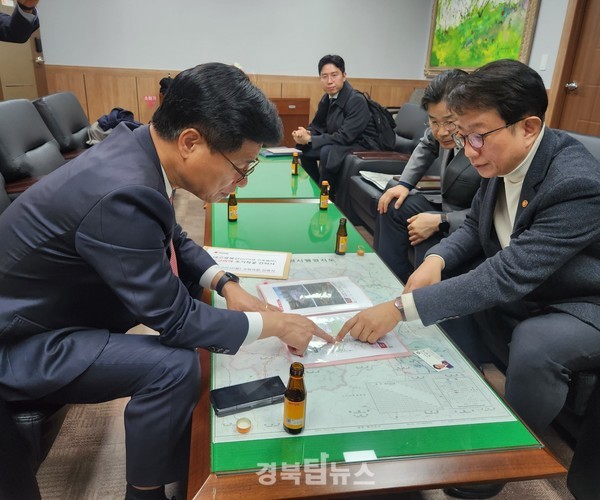  김영식 의원이 2일 박상우 국토부 장관을 만나 동구미역 신설을 건의했다 사진=김영식 의원실 