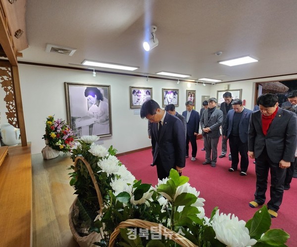 20일 시 도의원 들과 박정희 생가 참배한 김영식 의원